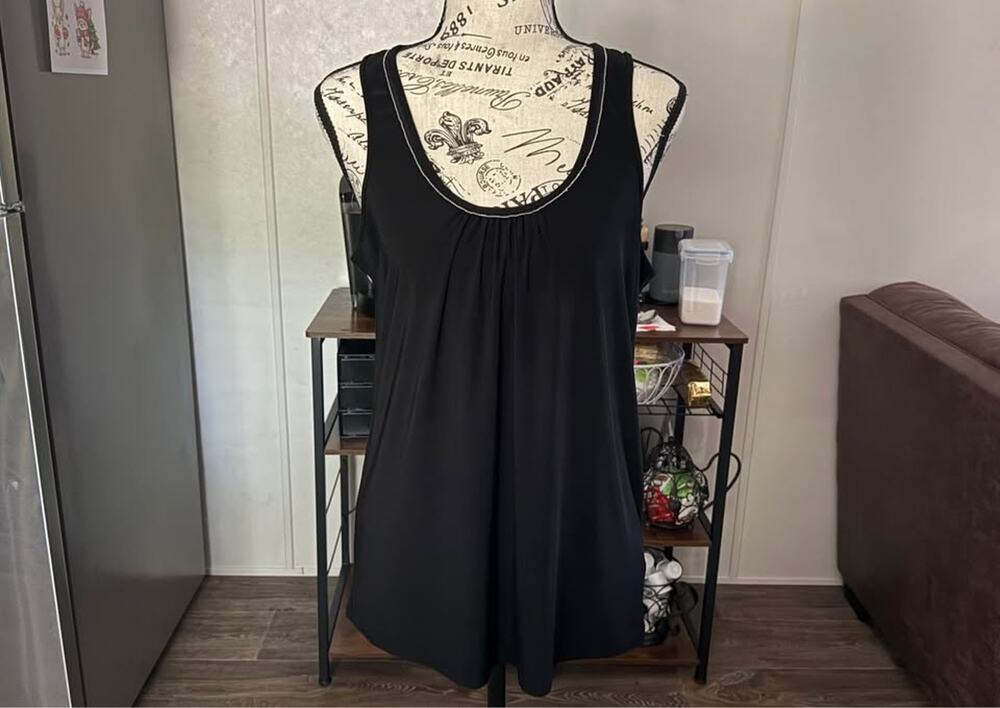 Women’s The Limited Black Scoop Neck Tank Top Size Medium